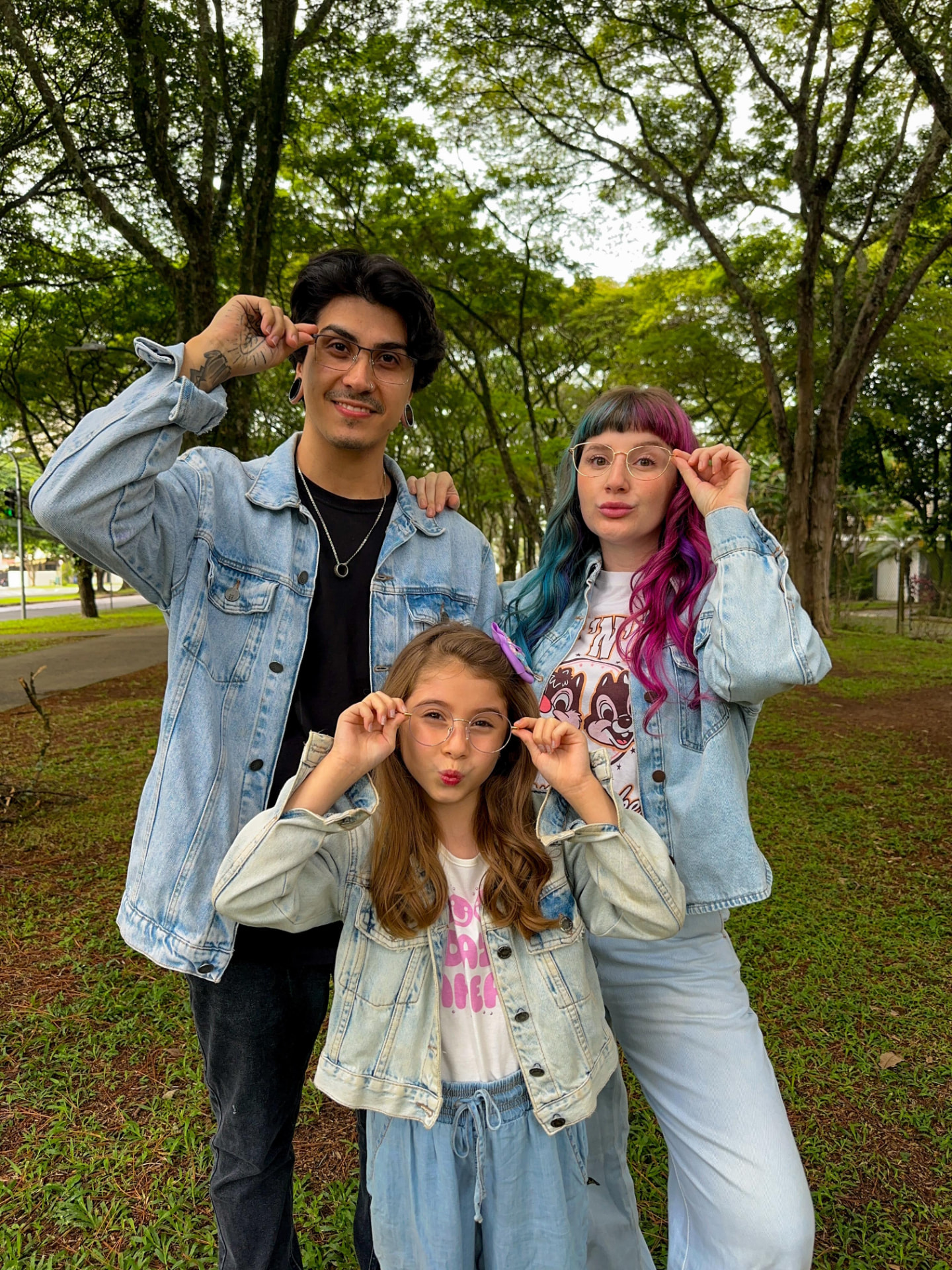 Família Royalle usando óculos em um parque de São José dos Campos